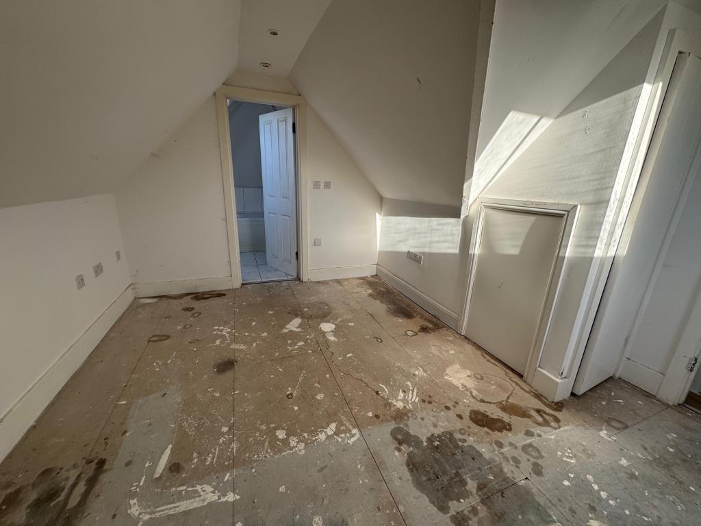 Lot: 97 - FREEHOLD BLOCK OF FIVE ONE-BEDROOM APARTMENTS - Flat 5 bedroom